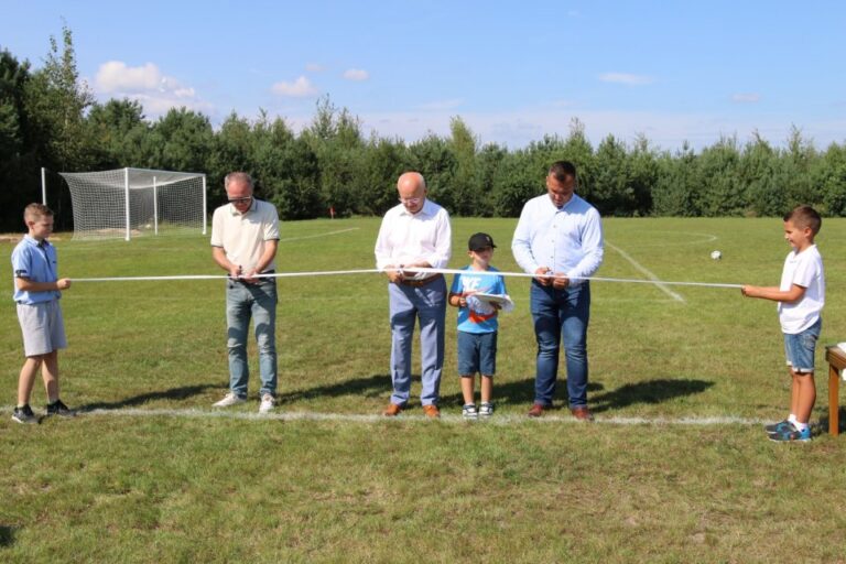 Uroczyste przecięcie wstęgi na nowo otwartym boisku Arena Chałupki-Kolonia